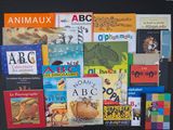 de nombreux livres pour enfants sur la table