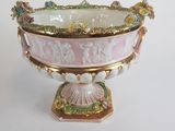 un bol rose et blanc orné de motifs dorés