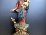 statue représentant une femme tenant un enfant et un oiseau sur une table