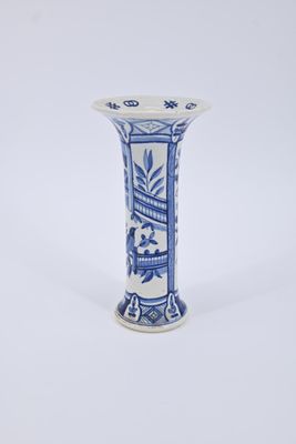 DELFT, dans le gout Vase diabolo en faïence émaillée bleu/bl…