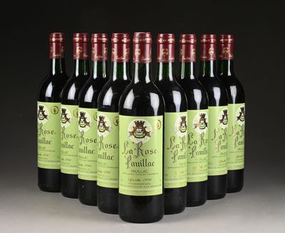 six bouteilles de vin rouge sont alignées