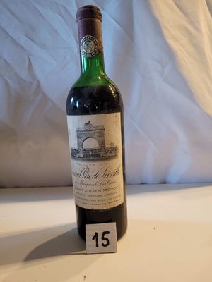 une bouteille de vin posée sur une table