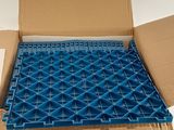 une boîte en carton contenant un plateau en plastique bleu