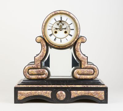 une image représentant une horloge noire et dorée sur fond blanc
