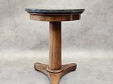 une table en bois avec un plateau en marbre noir sur fond blanc