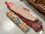 deux tapis posés à même le sol, à côté d'un meuble