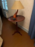 TABLE DE CHEVET, de la fin du XIXe siècle, en acajou et plac… (photo 3)