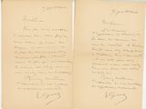 un vieux livre sur lequel est posée une lettre manuscrite, posé sur une table