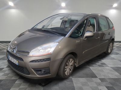la petite voiture est garée sur un sol en damier dans le garage