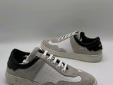 baskets pour homme grises et noires sur fond blanc
