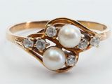une image représentant une bague en or ornée de deux perles et de diamants