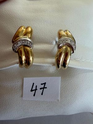 Paire de Boucles d'oreilles 2 ors, rehaussées de motifs sert…