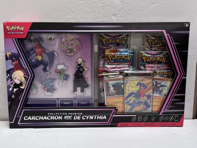 une boîte contenant des accessoires du jeu de cartes Pokémon posée sur une table