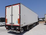 un camion garé à côté d'un bus