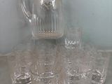beaucoup de verres et un pichet posés sur une table