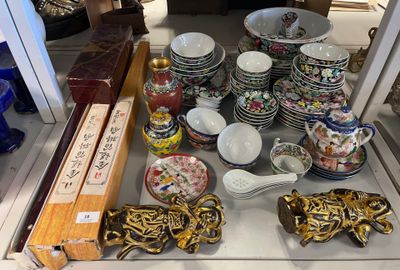 de nombreux plats et bols exposés dans une vitrine