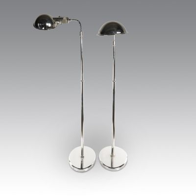 une paire de lampadaires chromés avec un abat-jour noir