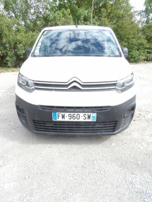 la camionnette blanche est garée sur le parking à côté des arbres