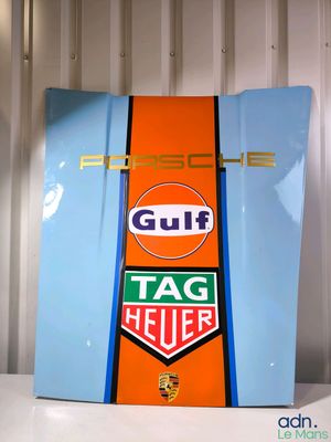 une photo en gros plan d'une planche de surf Tag Heuer