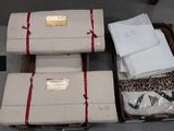 trois valises entourées d'un ruban rouge