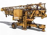 une grande grue montée sur un camion