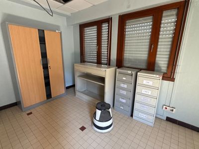 une photo d'une pièce dans laquelle se trouve une poubelle
