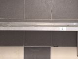 une salle de bain avec toilettes et lavabo