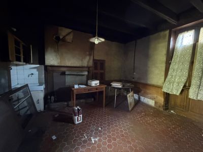 une cuisine équipée d'une cuisinière, d'un réfrigérateur, d'un micro-ondes et de placards