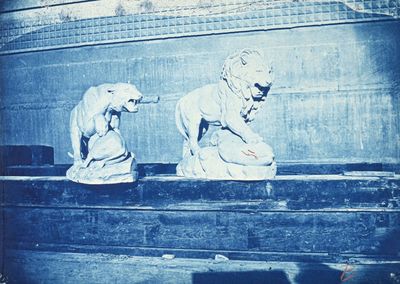deux statues assises sur un rebord