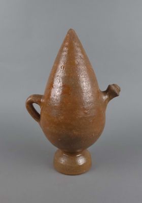 l'image d'un vase brun posé sur une table
