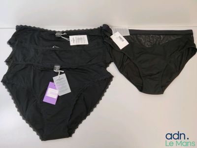 deux paires de culottes, encore étiquetées, posées l'une à côté de l'autre
