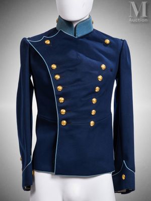une veste militaire bleue avec des boutons dorés et des épaulettes