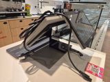 un ordinateur portable posé sur une table