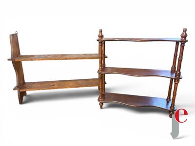 une étagère en bois comportant deux tablettes