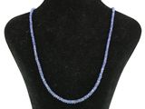 un collier de perles bleues autour du cou d'un mannequin