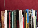 un grand nombre de livres posés sur une table
