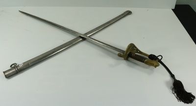 deux épées posées sur une table