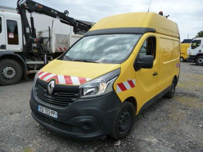 une camionnette jaune garée dans un parking