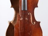 un gros plan d'un violon posé sur un pupitre, sur fond blanc