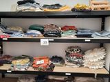 beaucoup d'articles sur les étagères du magasin