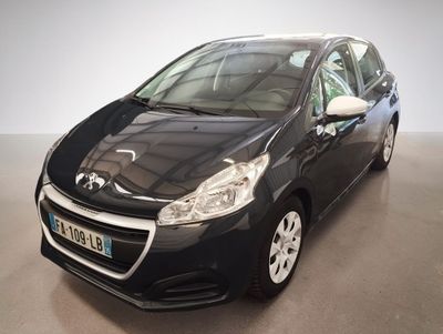 la petite voiture noire est garée dans une grande pièce