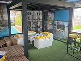 une pièce avec une table, des chaises et un billard
