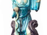une figurine représentant un Bouddha souriant sur un nuage