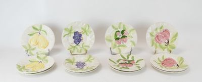quatre assiettes ornées de fleurs peintes sont posées sur une surface blanche