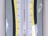 une photo d'un thermomètre Cinzano accroché au mur
