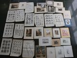 beaucoup de dessins et d'images sur la table