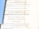 un vieux livre à la couverture bleue posé sur une table