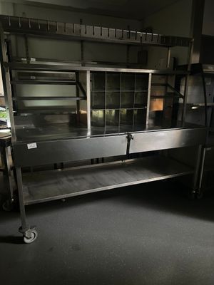 une cuisine avec des placards en inox et une fenêtre