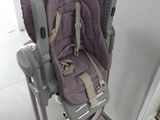 un siège pour bébé qui se fixe à une chaise haute