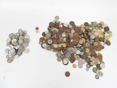 un tas de pièces posé à côté d'un autre tas de pièces